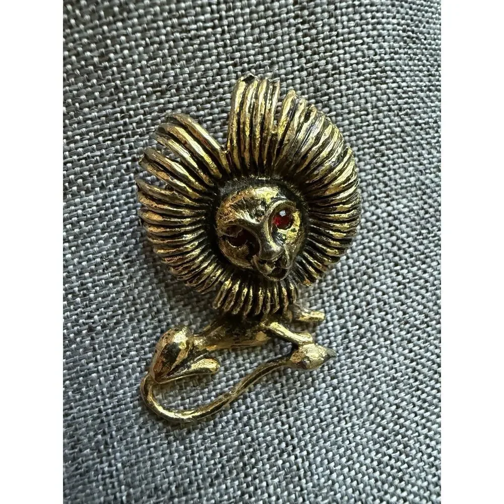Lion Brooch Gold Tone Red Rhinestone Eyes Figural Animal Vintage Pin Art To Wear